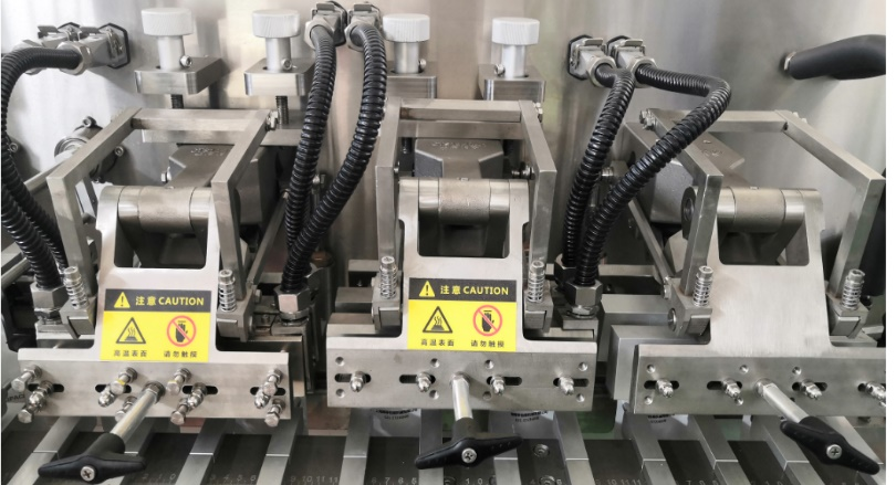 Double heat-sealing stations, one-time cooling and sealing, make the bag shape more perfect双热封工位，一次冷却封定型