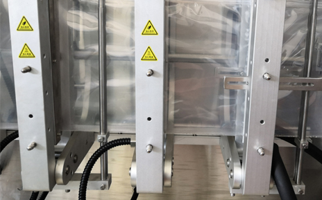 Vertical sealing device-for bag forming machine