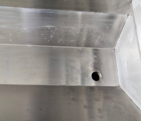 The U-shaped water collecting tank is adopted, which is convenient for cleaning the equipment every day, and the wastewater is directly discharged into the drainage system.采用U型集水槽，便于每天设备打扫清洁，废水直流排水系统